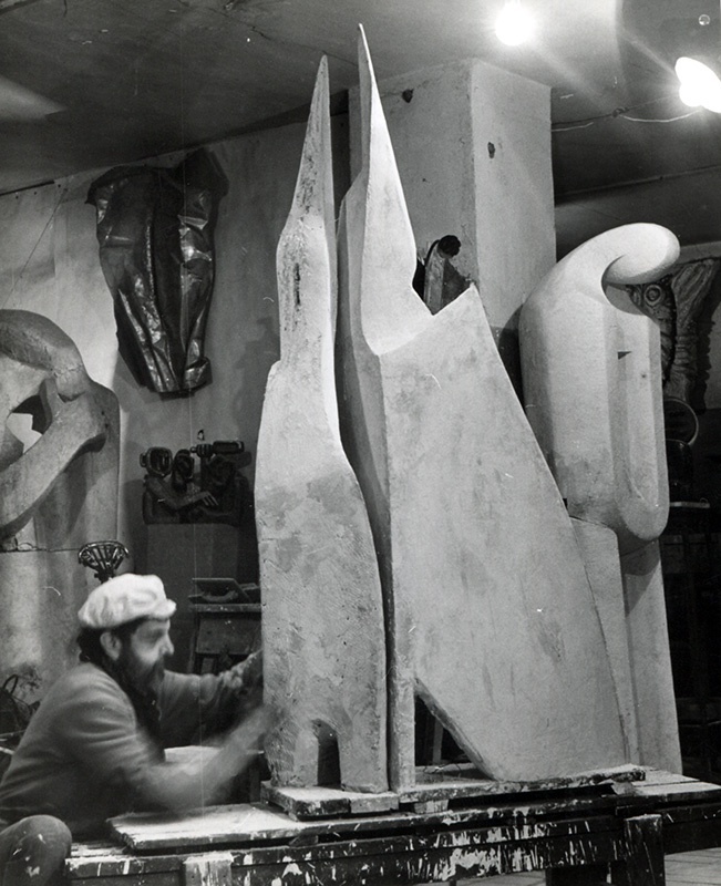 Вадим Сидур в мастерской за работой, 1978 год, г. Москва. Выставка «Вадим Сидур – пророк с другой планеты» с этой фотографией.
