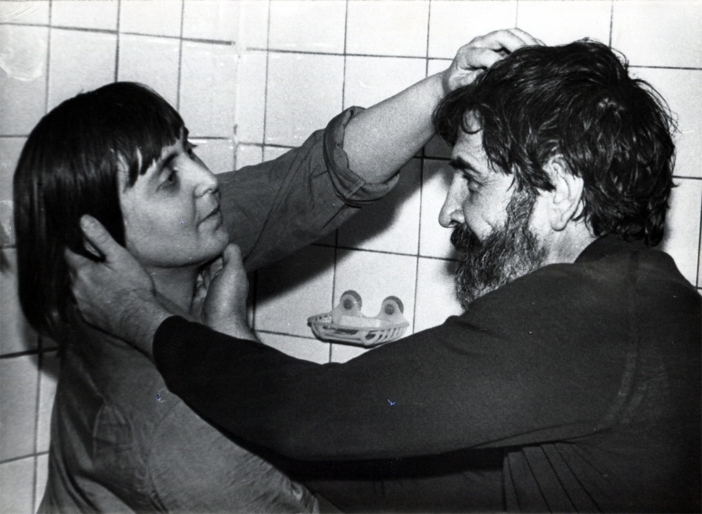 Вадим Сидур и Юлия Нельская-Сидур поправляют друг другу волосы, 1970-е. Выставка «Вадим Сидур – пророк с другой планеты» с этой фотографией.