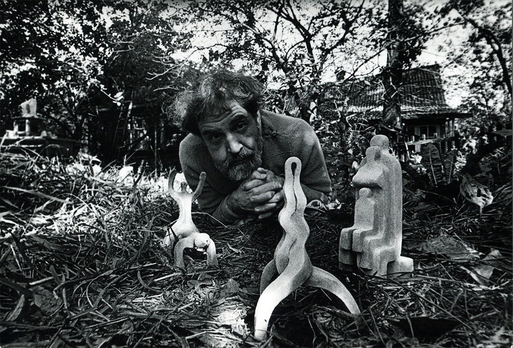 Вадим Сидур на природе, 1970 - 1980. Выставка «Вадим Сидур – пророк с другой планеты» с этой фотографией.