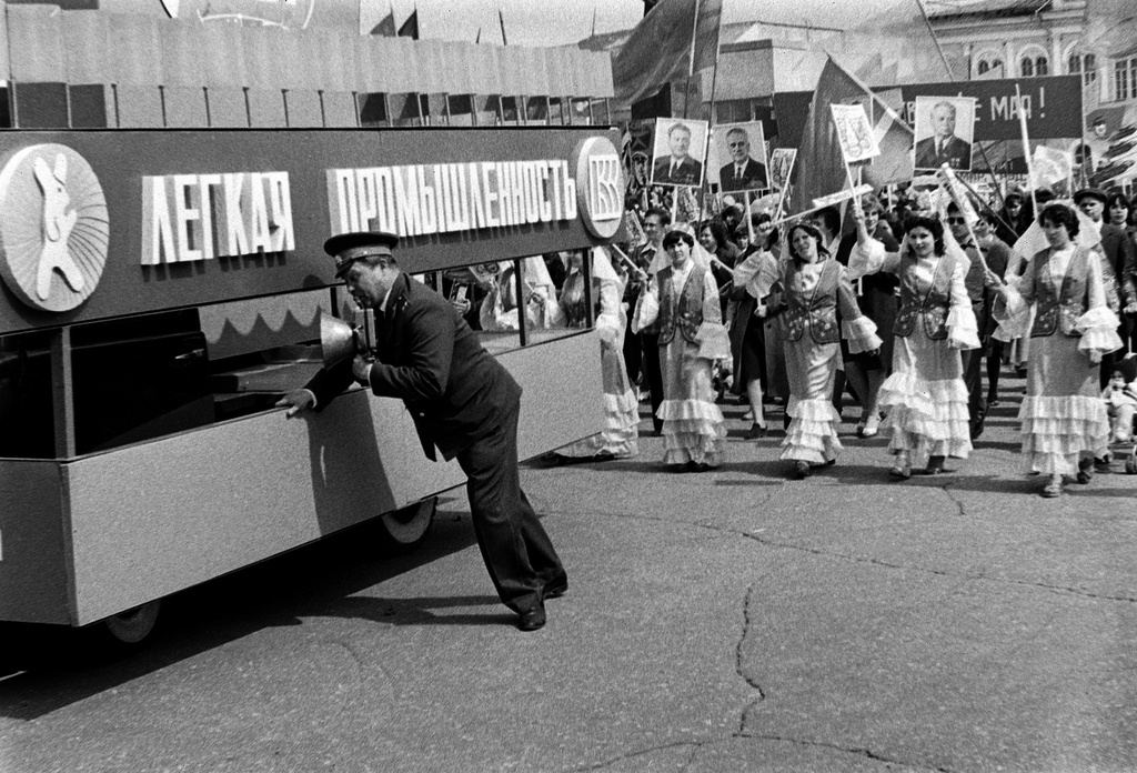 Легкая промышленность, 1 мая 1980, Татарская АССР, г. Казань. Выставка «Хроника советских праздников. Демонстрации и парады» с этой фотографией.