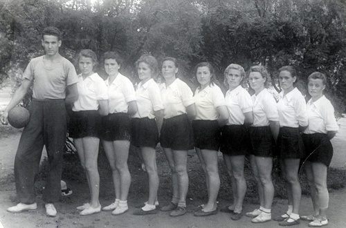 Студент Борис Ельцин – тренер женской волейбольной команды. Зональные соревнования на первенство РСФСР по волейболу, июль 1952, г. Курган