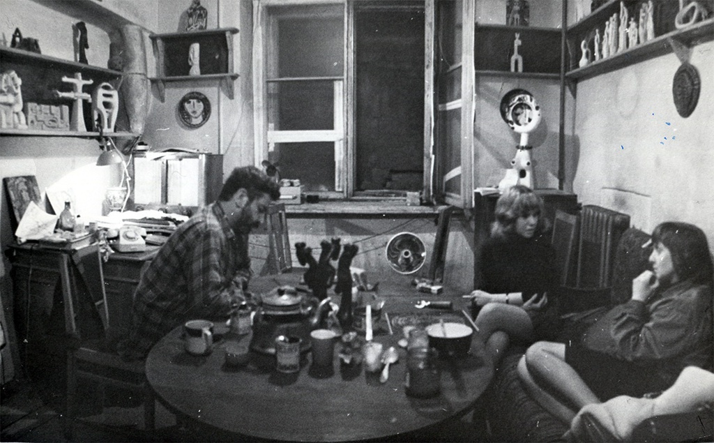 Трое в мастерской, 1960 - 1970, г. Москва. Выставка «В комнатах» с этой фотографией.