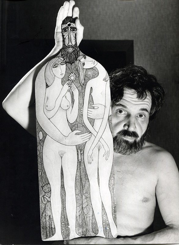 Вадим Сидур рядом с фрагментом работы «Райская жизнь в коридоре», 1970-е. Выставка «Вадим Сидур – пророк с другой планеты» с этой фотографией.