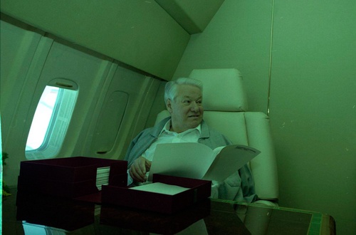 Президент РФ Борис Ельцин в салоне президентского самолета. Государственный визит в Италию, 9 февраля 1998