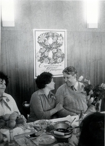 Первый секретарь Свердловского обкома КПСС Борис Ельцин с супругой Наиной Ельциной на праздновании 8 марта, 1977 - 1979, г. Свердловск