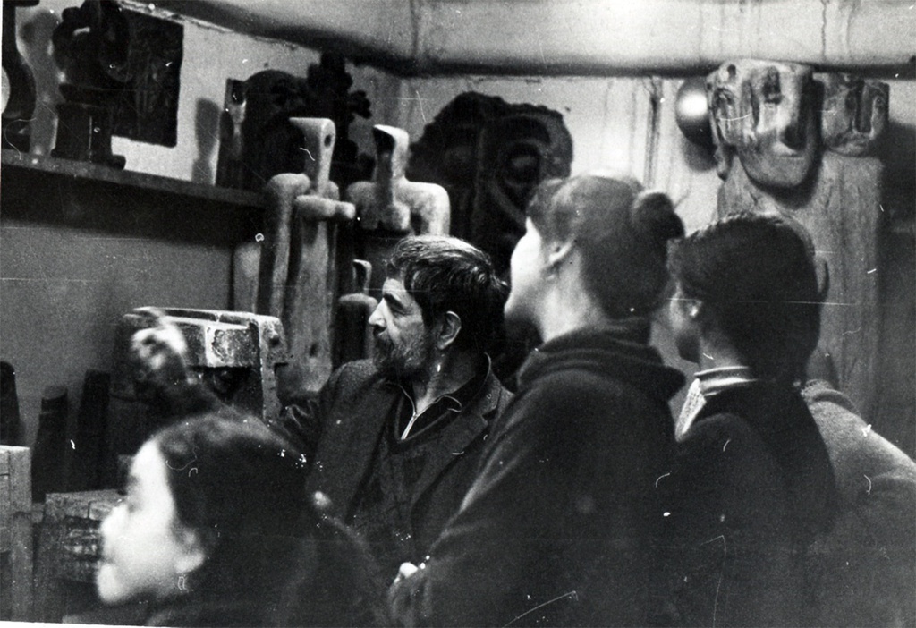 Вадим Сидур с юными посетителями его мастерской, 1983 год, г. Москва. Выставка «Вадим Сидур – пророк с другой планеты» с этой фотографией.