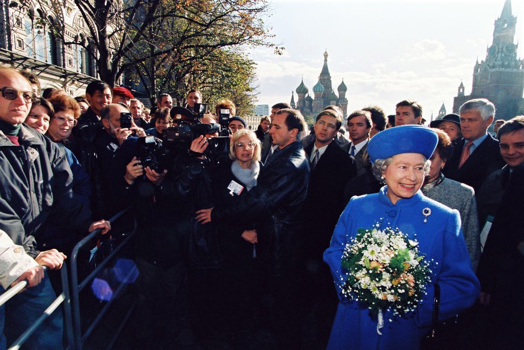 Королева Великобритании Елизавета II на Красной площади, 18 октября 1994, г. Москва. Выставка «Язык цветов» с этой фотографией.