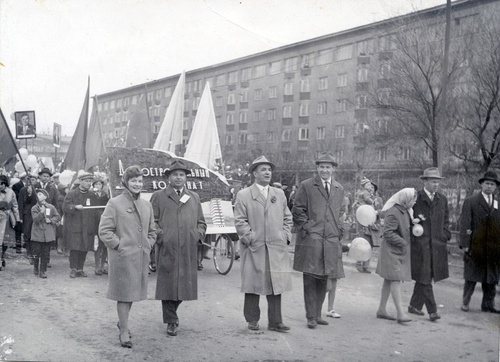 Главный инженер Свердловского домостроительного комбината Борис Ельцин во главе колонны ДСК на первомайской демонстрации, 1 мая 1965, г. Свердловск