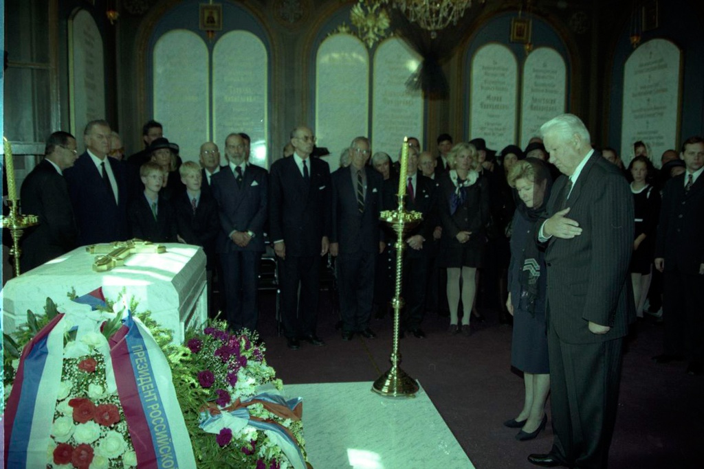 Фото "Президент РФ Борис Ельцин и его супруга Наина Ельцина принимают ...
