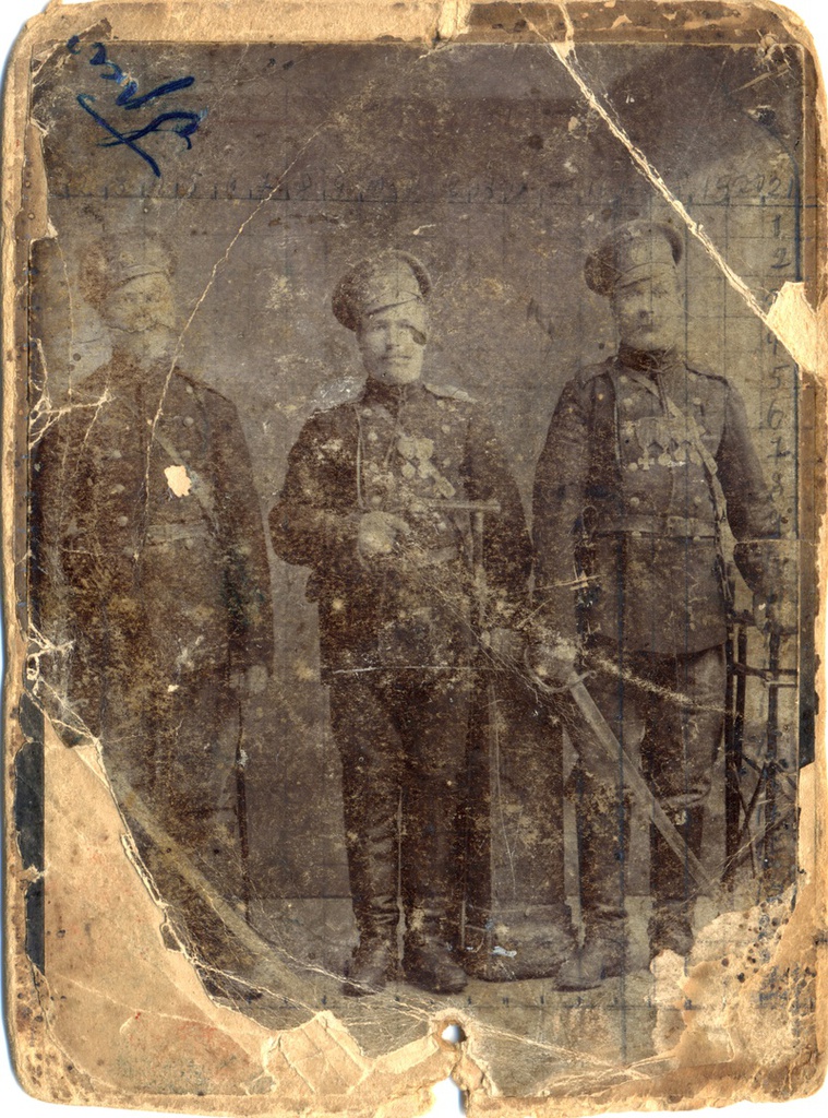 Казаки Оренбургского казачьего войска, 1916 год, Киевская губ., г. Белая Церковь. На фотографии запечатлены казаки Оренбургского казачьего войска, воевавшие на юго-западном направлении (Белая церковь), в дальнейшем данная часть была переброшена на турецкий театр военных действий. Без медалей – Василий Яковлевич Григорьев. Фотография из архива Александра Григорьева.