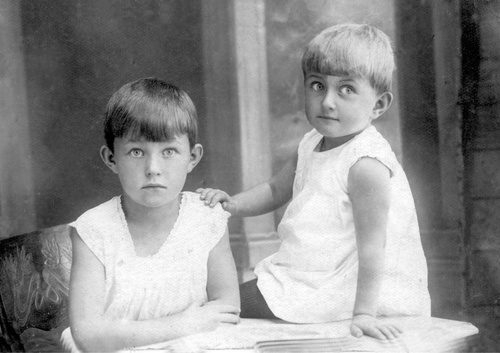 Сестры Елизавета и Анна Кондаковы, 1931 год, Московская обл., Калужский округ, с. Людиново