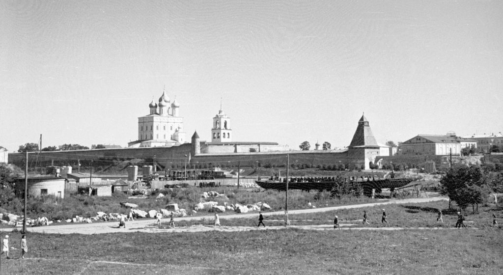 Вид на Псковский Кремль, июнь - сентябрь 1969, г. Псков. 