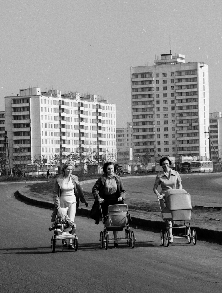 В новом городе, 6 сентября 1977, Татарская АССР, г. Набережные Челны. 