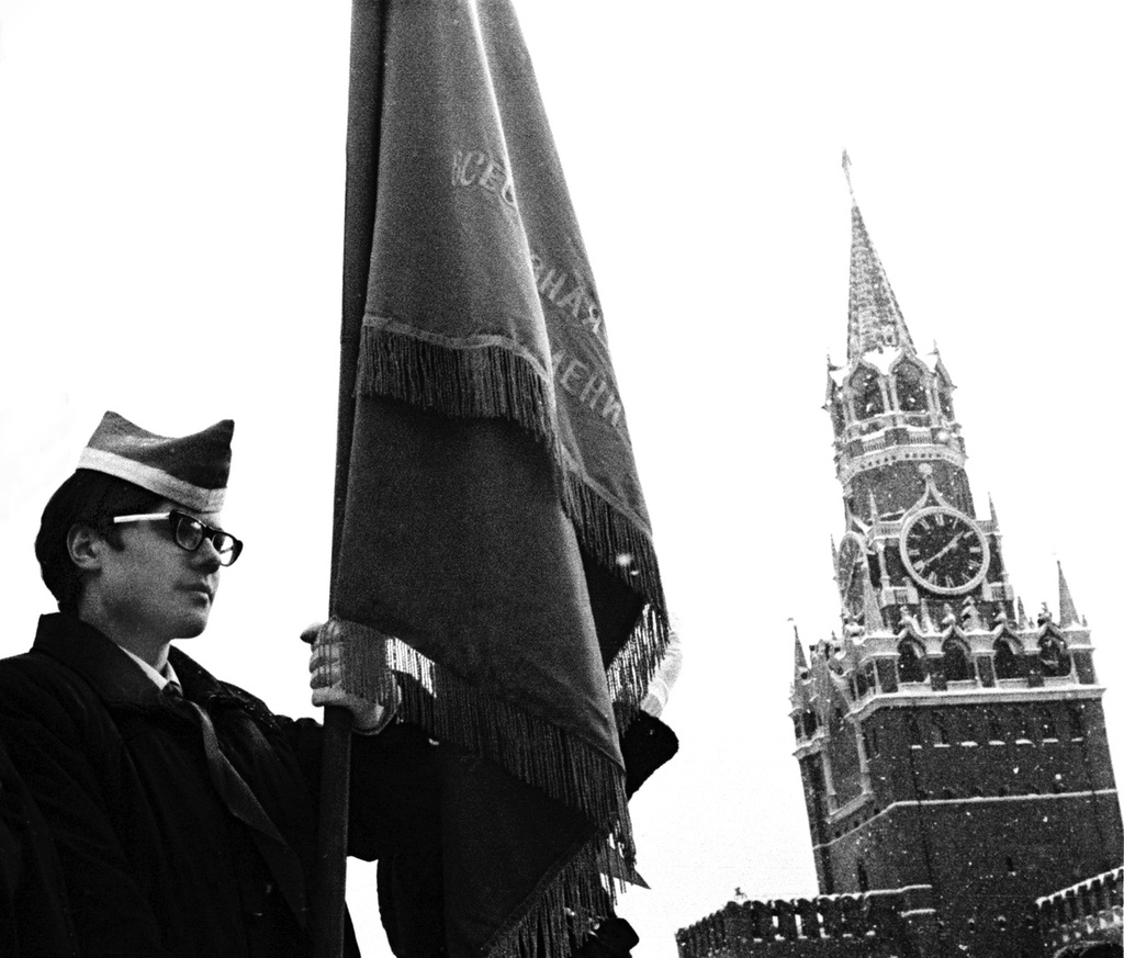 Пионерская линейка на Красной площади, 1 февраля 1977, г. Москва. Выставка «Главные часы государства» с этой фотографией.