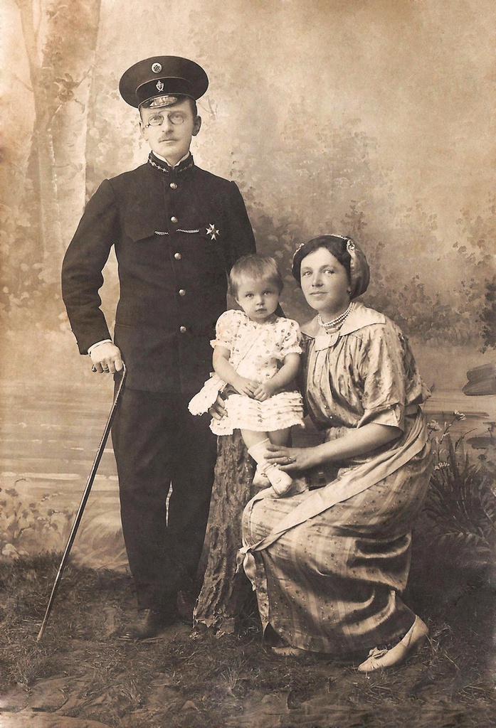 Семейный портрет семьи Германа Курочкина, 1914 год, Пермская губ., с. Усолье. Фотография из архива Яны Скрипкиной.Выставка «Пенсне – символ интеллигентности» с этой фотографией.