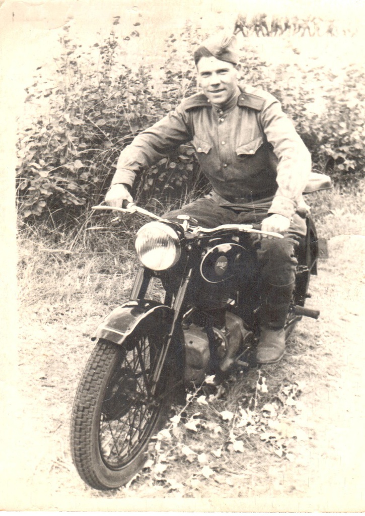 Ветеран Великой Отечественной войны, 5 сентября 1952 - 5 октября 1952, Саратовская обл., Балтайский р-н, с. Донгуз. Иван Николаевич Локтев прошел всю войну, после войны работал механизатором в колхозе, умер в 1966 году (далеким от старости) от болезней и ран, полученных на войне.&nbsp;Улица Самара сейчас – улица имени И. Я. Локтева.&nbsp;Фотография из архива Алексея Локтева.