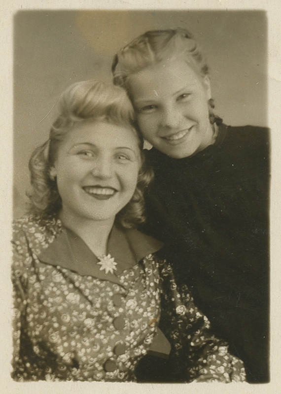 Тамара Ивановна Королева с сестрой Клавдией, 1948 год, г. Зарайск