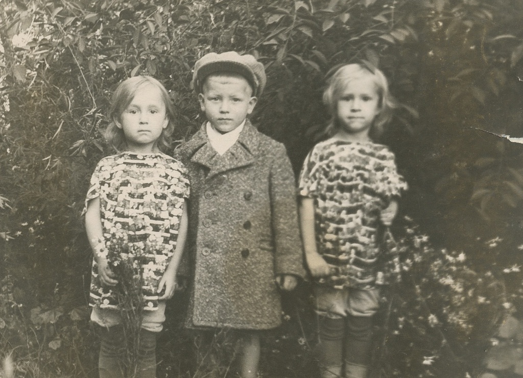 Сергей Королев с сестрами Федоровыми, 1957 год, г. Зарайск. Выставка «Детские глаза поколений» с этой фотографией.