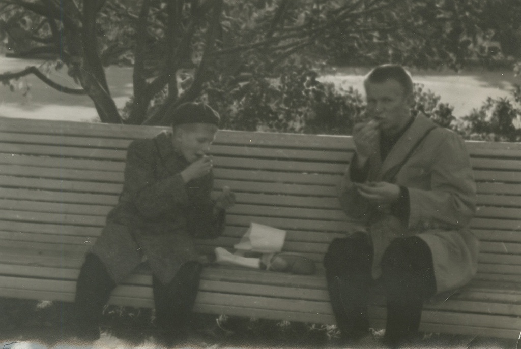 Сергей с двоюродным братом Альбертом на ВДНХ, 1965 год, г. Москва. Выставка «Без фильтров. Любительская фотография Оттепели и 60-х» с этой фотографией.