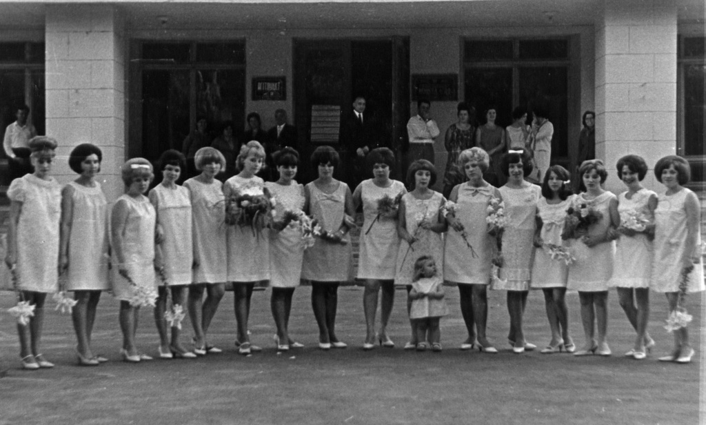 «Школа, прощай!», 25 июня 1968, Украинская ССР, г. Ровно. Выпуск 1968 года.&nbsp;Выставка «Счастливое советское детство» с этой фотографией.