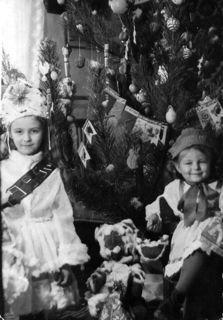 Новый 1955 год, 1 января 1955, Украинская ССР, г. Ровно. Выставка «Счастливое советское детство» с этой фотографией.