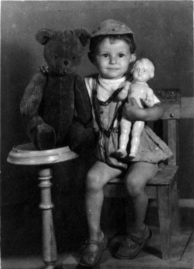 Любимые игрушки, 1 января 1954, Украинская ССР, г. Ровно. Выставка «Счастливое советское детство»&nbsp;и видео «Агния Барто» с этой фотографией. 