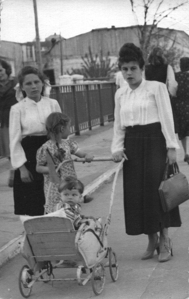 На прогулке, 1 августа 1951, Украинская ССР, г. Ровно. Выставки&nbsp;«Счастливое советское детство»&nbsp;и «На прогулке» с этой фотографией. 