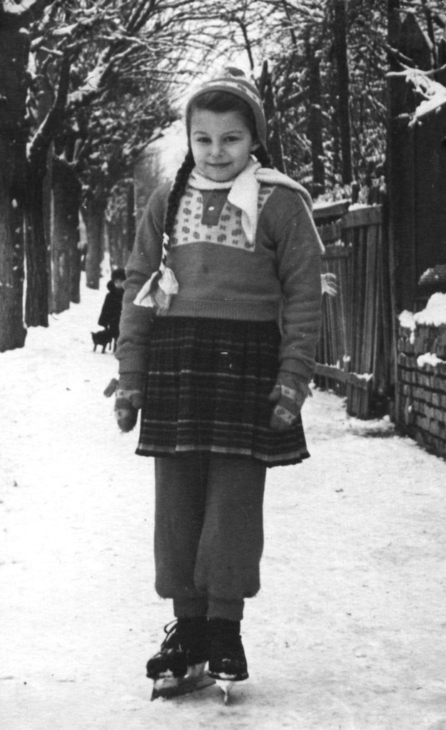 «Спешу на каток», 1 декабря 1961, Украинская ССР, г. Ровно. Выставка «Счастливое советское детство» с этой фотографией.