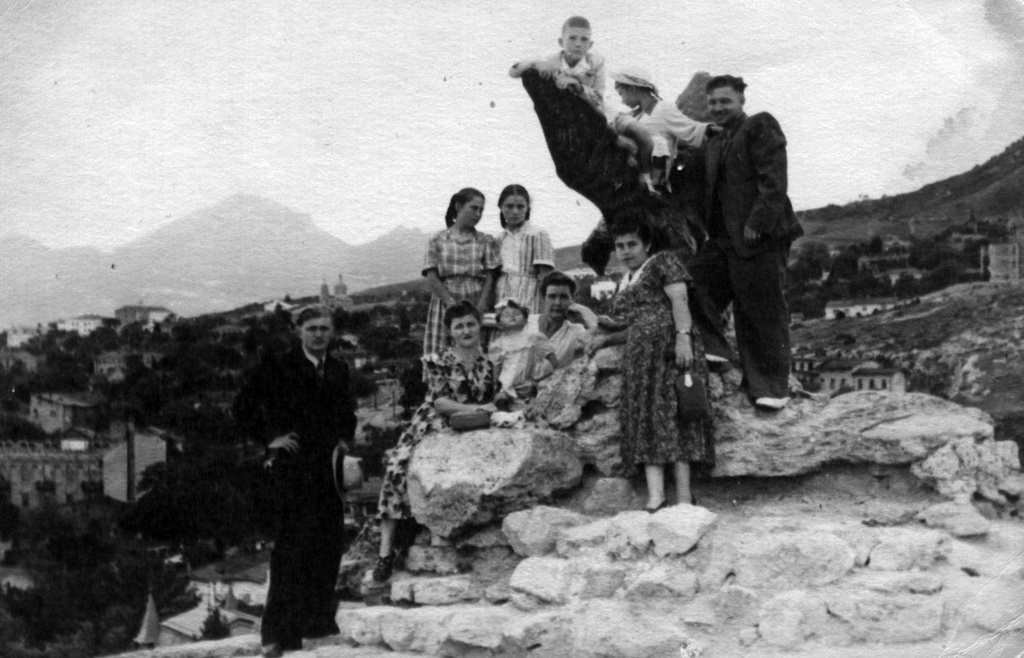 На горе Горячей, 1 июля 1953, г. Пятигорск. Выставка «Счастливое советское детство» с этой фотографией.