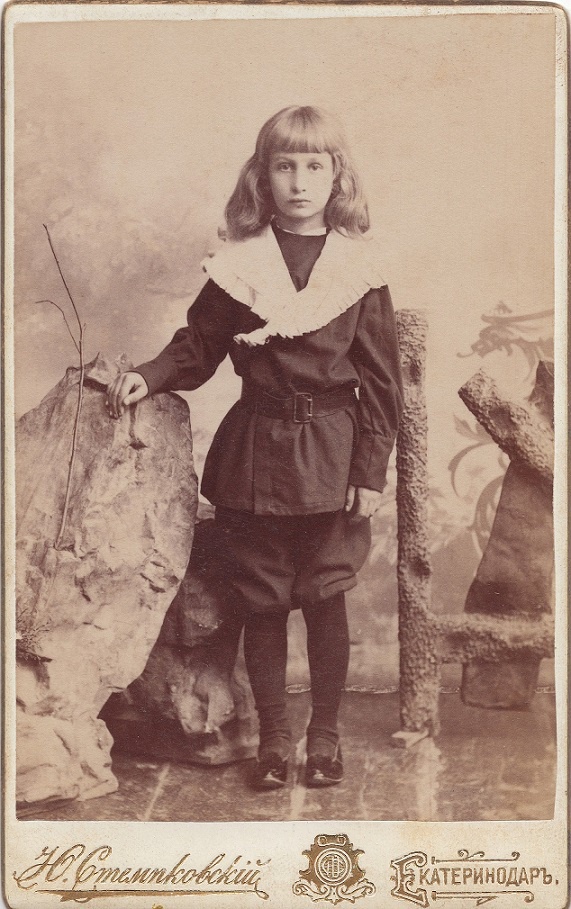 Портрет Антона Чуева, 1898 год, Кубанская обл., г. Екатеринодар. На обороте написано : «Тося Чуев 9 лет 1898 году.» Фотоателье Ю. Стемпковскаго в Екатеринодаре, Красная ул. дом Г-жи Каневецкой. Екатеринодар - ныне г. Краснодар.&nbsp;