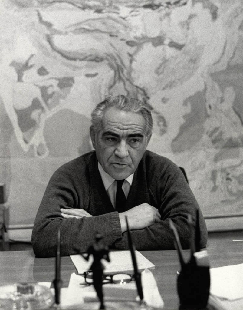 Начальник «Главтюменьгеологии» Юрий Эрвье, 1968 год, г. Тюмень. Рауль-Юрий Георгиевич Эрвье (16.04.1909 – 8.08.1995) – Герой Социалистического Труда (1963), лауреат Ленинской премии (1964), почетный гражданин Тюмени (1964), почетный разведчик недр (1979). Один из первооткрывателей тюменской нефти, научно обосновавших перспективность нефтегазоносности Западно-Сибирской низменности, основатель и первый руководитель крупнейшего в системе Мингеологии СССР Главного Тюменского производственного геологического управления. За время его руководства геологической службой области было открыто более 250 нефтегазоконденсатных месторождений, в том числе уникальные нефтяные: Мамонтовское, Правдинское, Самотлорское, Федоровское, Холмогорское и другие, газовые: Заполярное, Медвежье, Уренгойское, Ямбургское и другие.