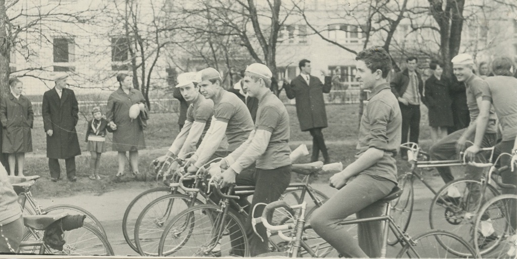 Первомайский физкультурный парад, 1967 год, Московская обл., г. Раменское. В последнем ряду — Сергей Борисович Королев.