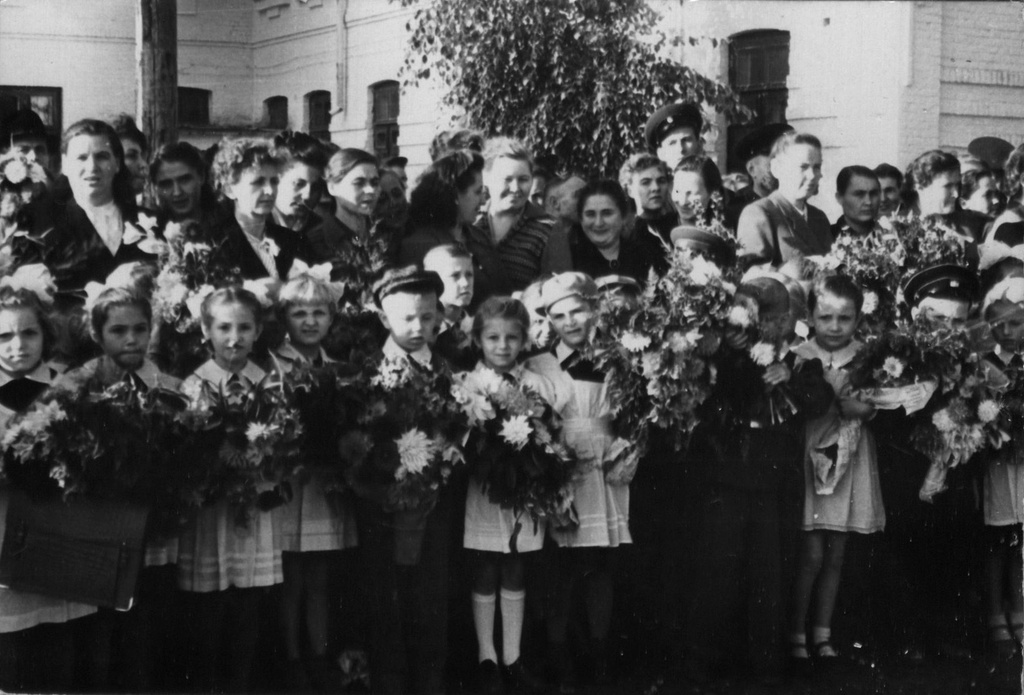 «Здравствуй, школа!», 1 сентября 1958, Украинская ССР, г. Ровно. Выставка «Счастливое советское детство» с этой фотографией.