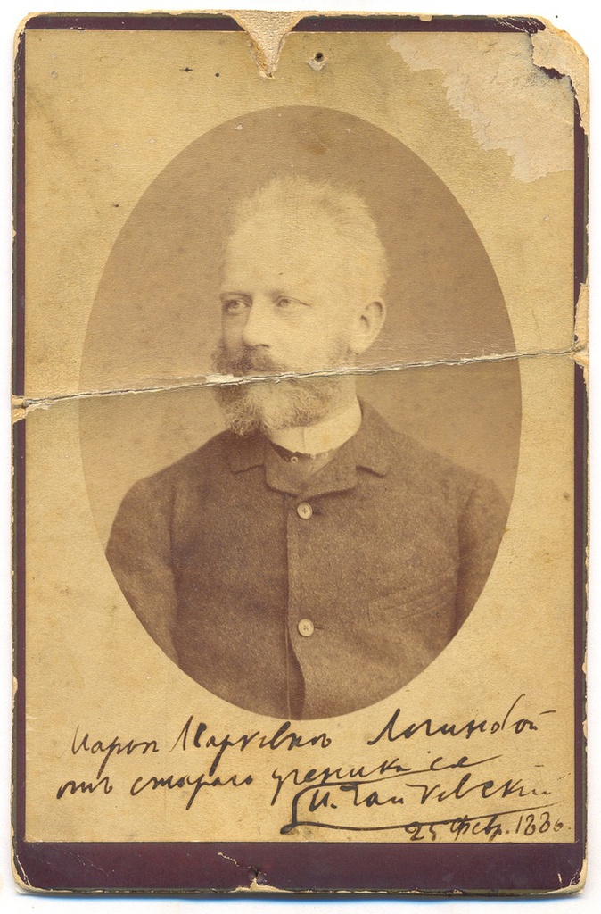 Петр Чайковский, ноябрь - декабрь 1884, г. Санкт-Петербург. Снимок был подарен композитором Петром Ильичом Чайковским в 1886 году Марии Марковне Пальчиковой (в замужестве  — Логиновой), учительнице музыки, преподавшей ему в Воткинске в 1845-1848 годах уроки игры на фортепьяно. С середины 1880-х годов и до смерти М. М. Логиновой в 1888 году композитор и учительница вели переписку. Чайковский оказывал ей денежную помощь. Логинова-Пальчикова писала немного музыку, получала у Чайковского консультации. Снимок с дарственной надписью Чайковский выслал Логиновой в 1886 году письмом по месту ее жительства в Вятке. Кировский журналист Р. М. Преснецов обнаружил снимок у родственников учительницы в первой половине 1970-х годов, сообщил об этом в газетных публикациях, затем переслал фотографию в постоянное пользование воткинскому Музею-усадьбе П. И. Чайковского.