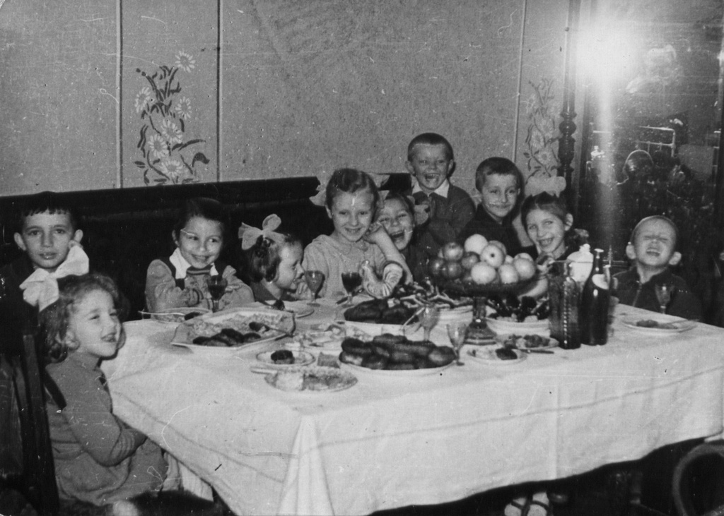 «День рождения у Лены», 1960 год, Украинская ССР, г. Ровно. Выставка «Счастливое советское детство» с этой фотографией.