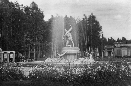 Фонтан «Юноша с осетром», 1 июня 1947 - 31 июля 1956, Московская обл., г. Ступино
