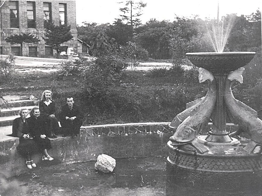 Фонтан на территории Сахалинского краеведческого музея, 1955 год, г. Южно-Сахалинск. Фотография из архива Елены Воробьевой.