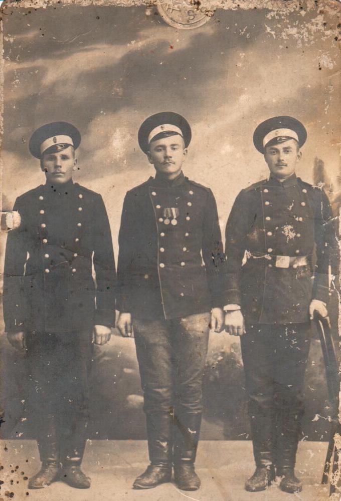 «Три товарища», 1910 - 1917. Фотография из архива Арины Подушкиной.
