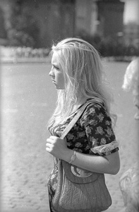 Девушка из очереди, 1970 - 1973, г. Москва. Выставка «Советские блондинки» с этой фотографией.