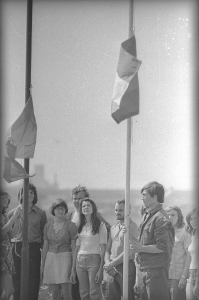 Горн в пионерском лагере. Поднятие флага в лагере. Пионеры поднимают флаг. Советские пионеры поднимают флаг. Детские организации в СССР.