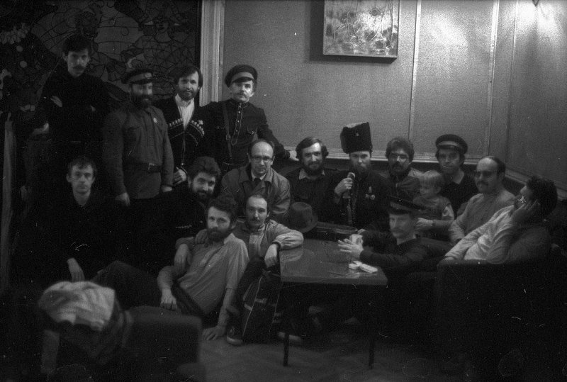 Фото "Казаки. Выступление в ДК МЭЛЗ. Фотография на память", апрель 1991 ...