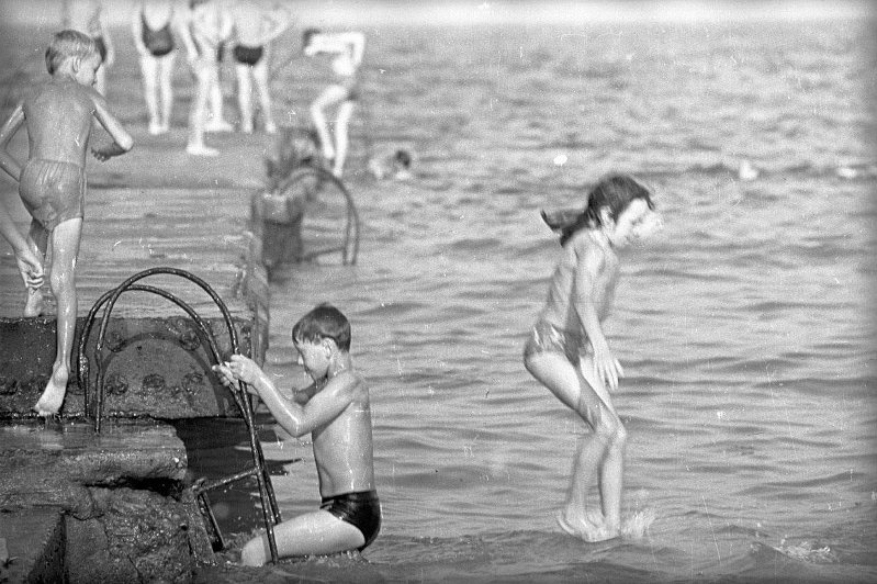 На море, 1970-е. Выставка «Детские забавы ушедшей эпохи» с этой фотографией.