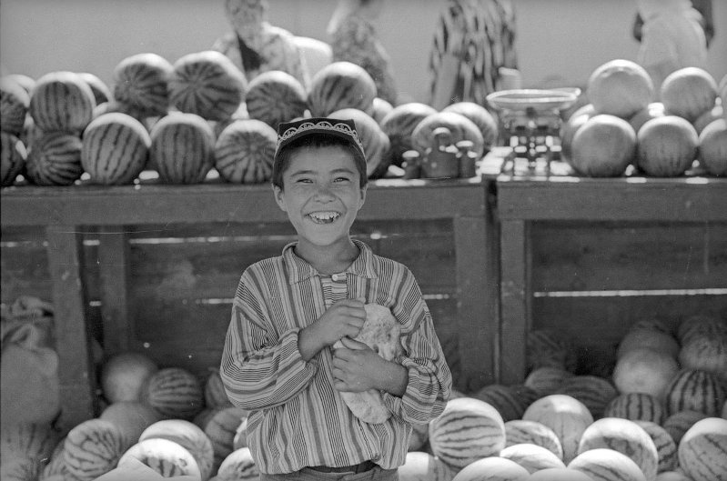 Мальчик с арбузами, 1970-е. Выставка «Арбуз или дыня?» с этой фотографией.