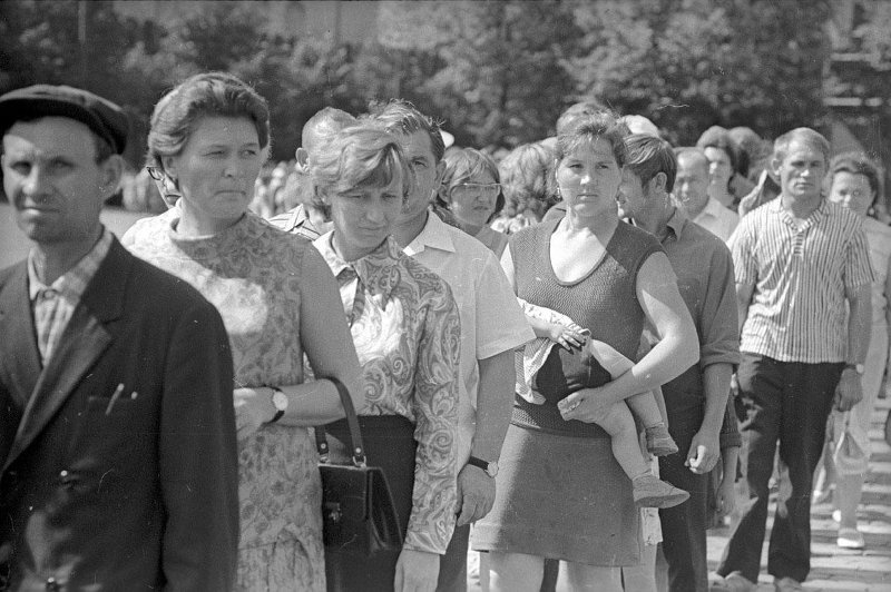 Люди в очереди, 1970 - 1973, г. Москва. Выставка «Очередное стояние. Очереди в СССР» с этой фотографией.&nbsp;