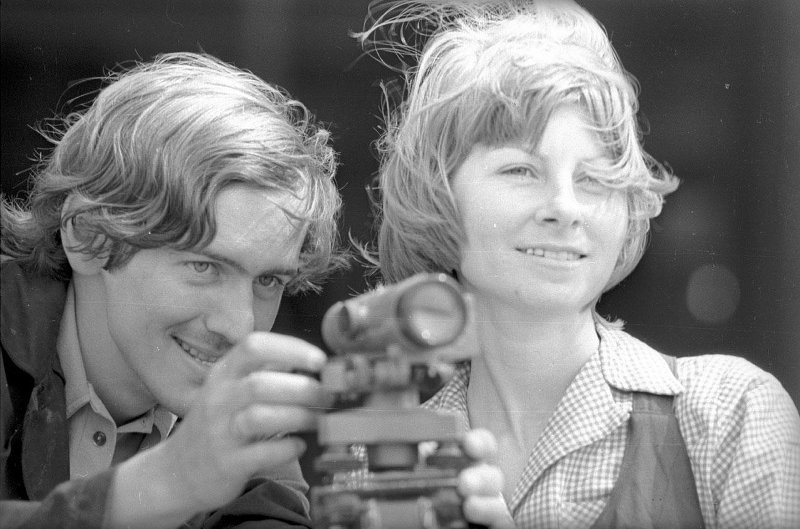 Фото "Стройотряд в Чебоксарах. Теодолит", 1973 год, Чувашская АССР, г ...