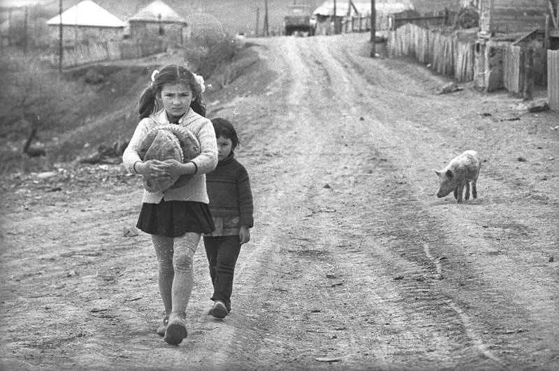 Девочки и поросенок, апрель 1971, Грузинская ССР, с. Гуджарети. Выставка «Хлеб – всему голова!» с этой фотографией.&nbsp;