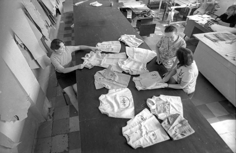 Швейная фабрика, 1973 год, Чувашская АССР, г. Чебоксары. Выставка «Путешествие в Чувашию» с этой фотографией.