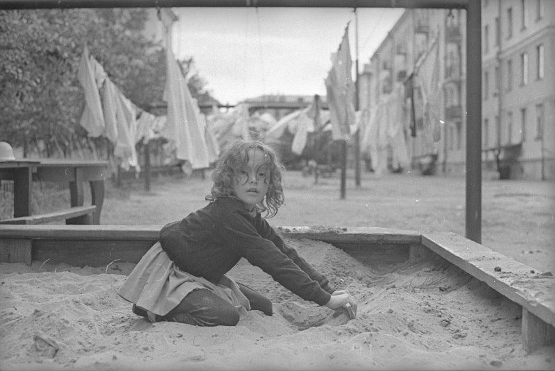 В песочнице, 1970-е. Выставки «Детские забавы ушедшей эпохи» и «Тише едешь, дальше будешь» с этой фотографией.