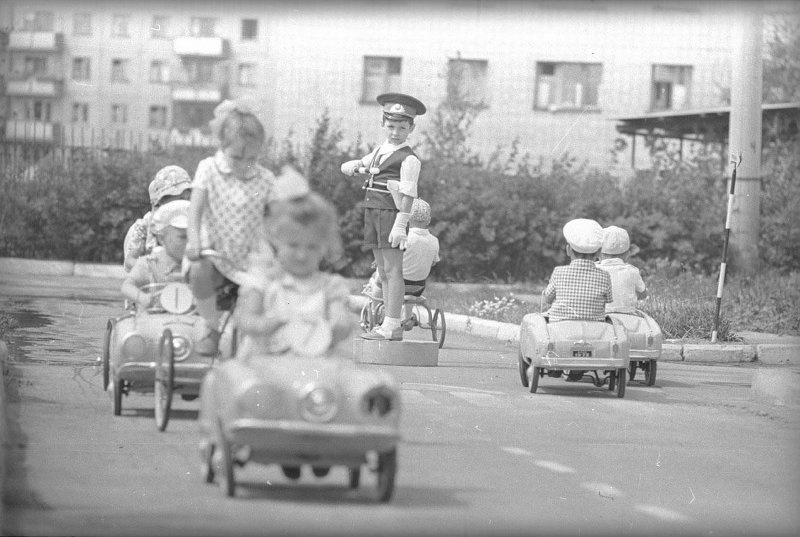 Новый дом на проспекте 9-й Пятилетки. Детская площадка, 1973 год, Чувашская АССР, г. Чебоксары. Выставка «На площадке» с этой фотографией.