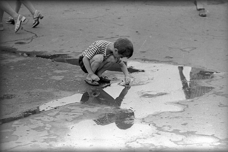 Мальчик и лужа, 1971 год, Грузинская ССР, г. Тбилиси. Выставка «Лужа» с этой фотографией.Предположительно, снято в Тбилиси.